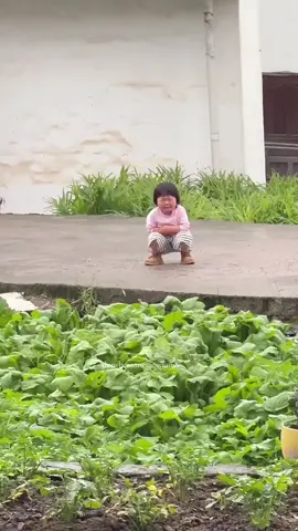 Chơi với ông già chán quá mẹ ơi 😆 #cute #cutebaby #瑶一瑶小肉包 #yaoyiyao #babylove 