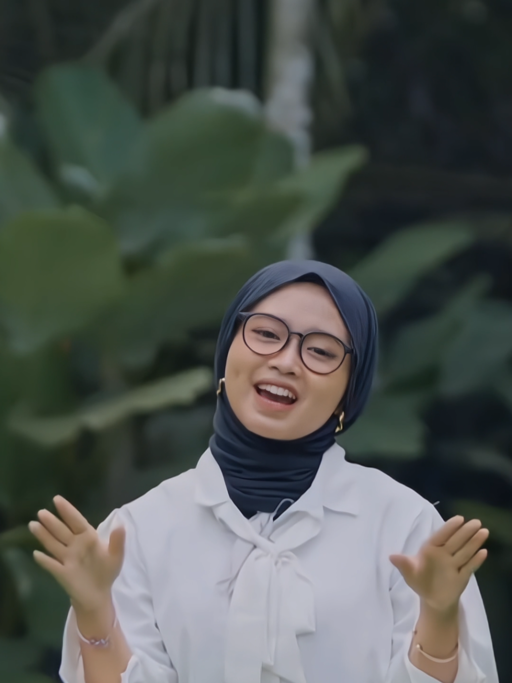 Sabar - La Tasya(hiphop dangdut version) songwriter: Sadewok source: YouTube La Tasya #latasya #sabar #hiphopdangdutversion #musicvideo #trending 