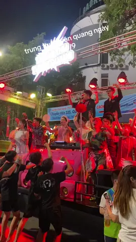 có ai hôm nay ở ngã 8 tuyên quang quẩy trung thu k nào 🥰🥰😂  #trungthu #tuyenquang #tuyenquang22 #trungthu2025 #quankdivaobarr 