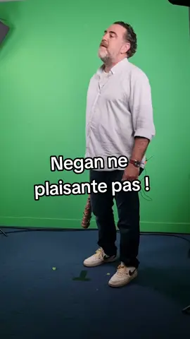 Le comédien Jérémie Covillault se remet dans le costume de #Negan, batte à la main ! #walkingdead #jeffreydeanmorgan #comedien #filmtok #dubbing #doublage #voixouf #serie #thewalkingdead 