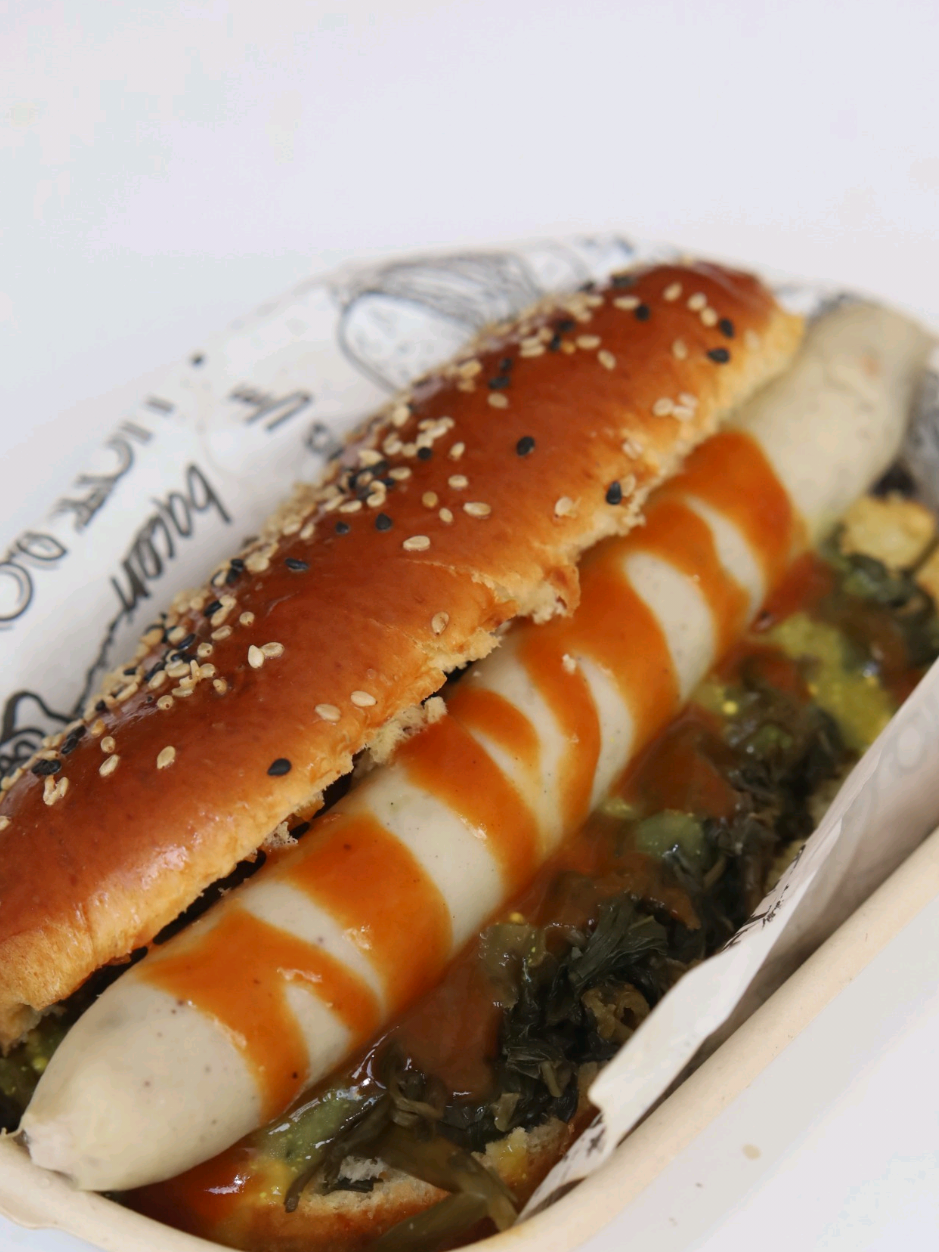 🌭✨ No dia do hot-dog, a gente vai de versão paraense! No #VerOPesoDaCozinhaParaense, o clássico ganha nova cara: hot-dog de pirarucu 🐟, com chucrute de jambu, mostarda de tucupi e catchup de acerola 🍊. Vem provar esse encontro de sabores que é a cara da Amazônia! 🌿🔥 📍 Praça Batista Campos 📅 Dias 20 e 21 de setembro #FestivalVerOPeso2025 #GrandeFestival #CulináriaParaense #GastronomiaAmazônica