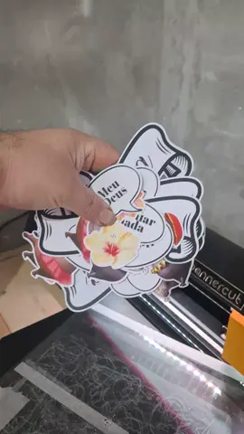 @Smart Print Calibrando a plotter de recorte e fazendo testes para cortes perfeitos! Veja como ajustar a máquina, entender os pontos certos e alcançar a precisão ideal para toppers e banner cut impecáveis.  #PlotterDeRecorte #CortePerfeito #creatorsearchinsights 