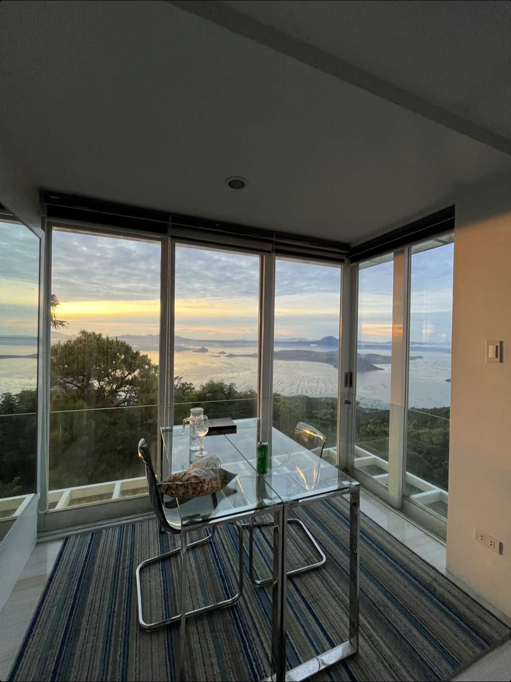 When the hotel view is like this and it is weekend 😌 #tagaytay #tagaytayview #thecarmalenceview #fyp @Thecarmelenceview 