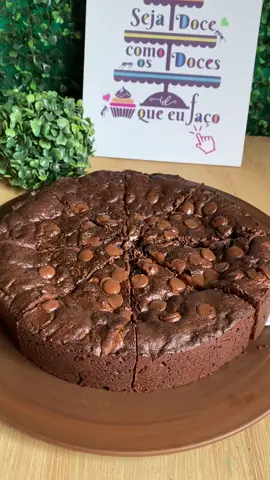 Antes da moda , já mandávamos bem com essa TORTA COOKIE DE CHOCOLATE C/ NUTELLA 😋 #tortacookiecomnutella #delicia #confeitariadesucesso 