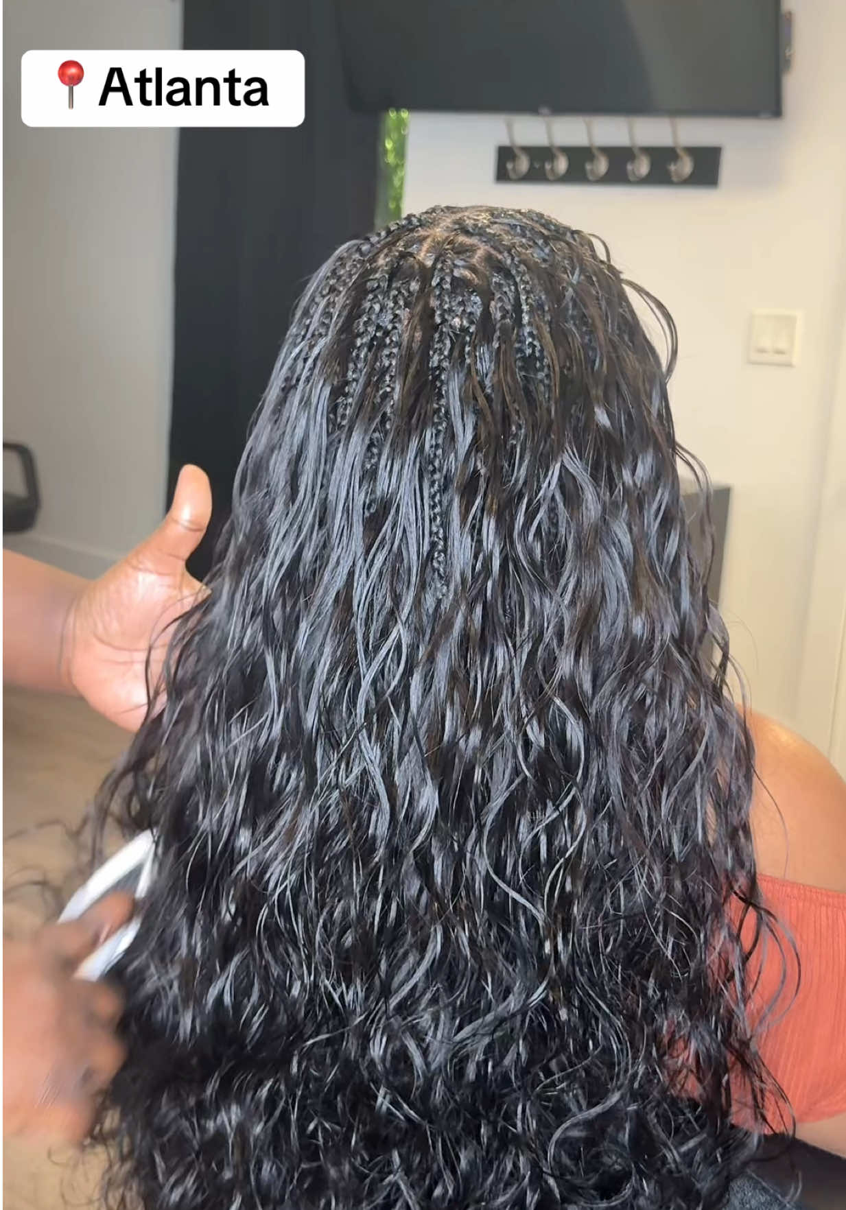 𝑩𝒐𝒅𝒚 𝑾𝒂𝒗𝒆 𝑩𝒐𝒉𝒐 𝑩𝒓𝒂𝒊𝒅𝒔 🌱𝘞𝘦 𝘶𝘴𝘦𝘥 3 𝘣𝘶𝘯𝘥𝘭𝘦𝘴 18𝘪𝘯𝘤𝘩𝘦𝘴 𝘩𝘶𝘮𝘢𝘯 𝘩𝘢𝘪𝘳 🌱𝘏𝘶𝘮𝘢𝘯 𝘩𝘢𝘪𝘳 𝘪𝘴 𝘢𝘷𝘢𝘪𝘭𝘢𝘣𝘭𝘦 𝘧𝘰𝘳 𝘱𝘶𝘳𝘤𝘩𝘢𝘴𝘦 𝘭𝘪𝘯𝘬 𝘪𝘯 𝘵𝘩𝘦 𝘣𝘪𝘰 #atlantahairstylist #atlbraider #bohobraids #knotlessbraids #labraider 