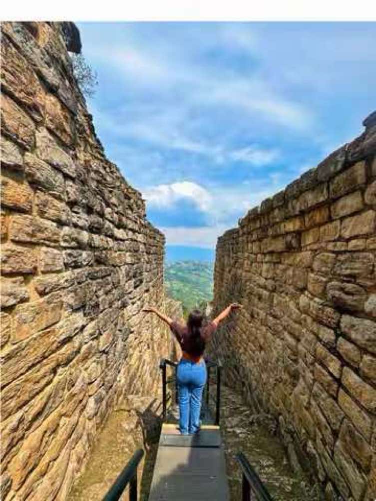 🏰✨ Kuelap, la fortaleza de los Chachapoyas Conocida como el “Machu Picchu del Norte”, esta imponente ciudadela se alza sobre los Andes Amazónicos a más de 3,000 m.s.n.m. Construida por la cultura Chachapoya, resguarda muros de hasta 20 metros y misteriosas esculturas que narran siglos de historia. 📌 Explora sus secretos y vive la magia del norte del Perú con nuestros tours guiados. 📲 Contáctanos: +51 922 272 464 🌐 www.illayperutravel.com #kuelap #chachapoyas #tiktok #illayperutravel #turismocultural 