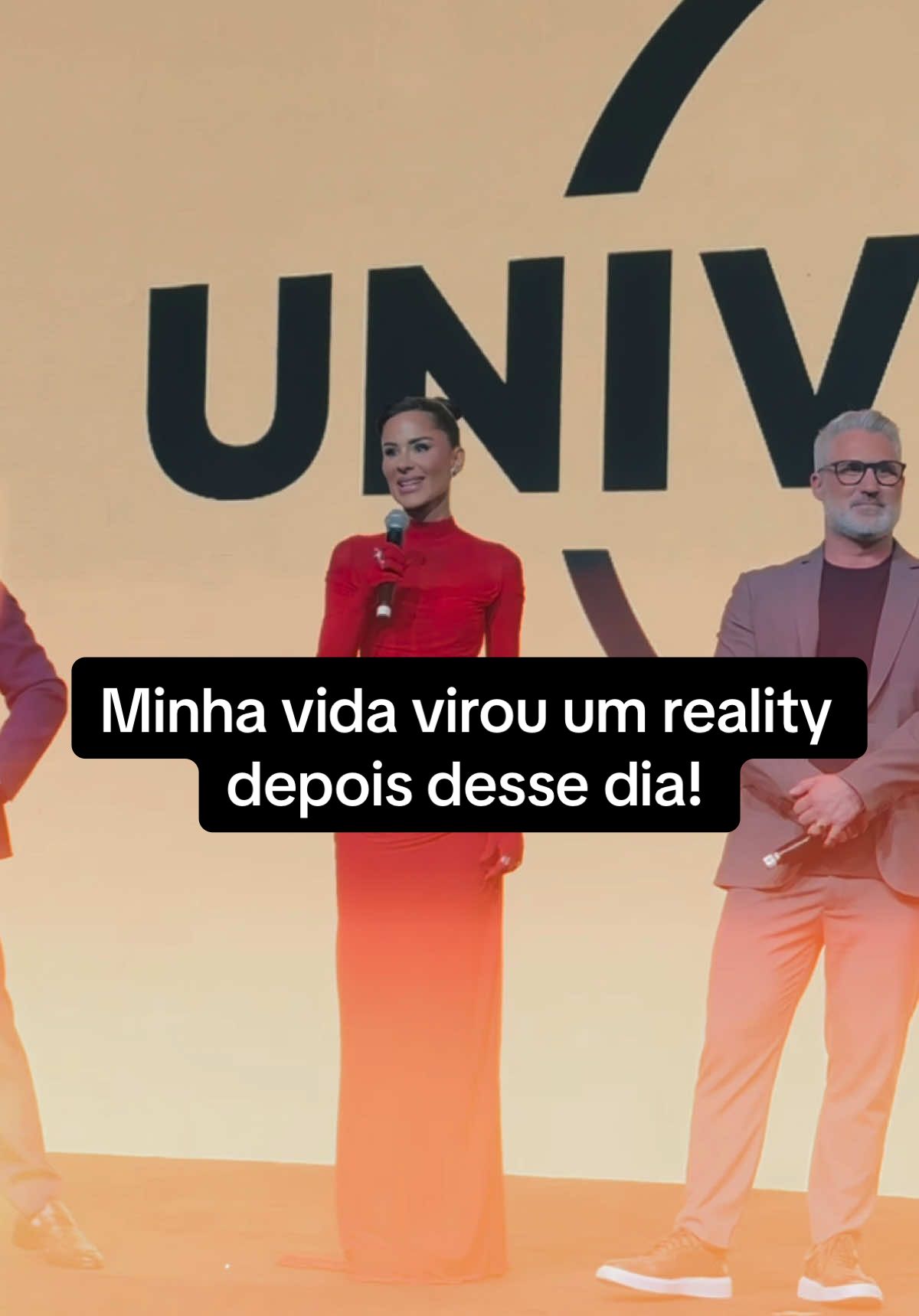 Me emocionei e me arrepiei toda assistindo! Liga o som pra sentir a emoção! Ter sido anunciada como o novo talento da Universal+ foi um momento que jamais esquecerei!  E se preparem que em março de 2026 meu reality chamado NO OFF-LINE será lançado na @Universal + @universalplusbr e nos canais/streaming - eu estou tão feliz e tão grata!  Sabe quando você tem certeza que se preparou a vida toda pra viver este momento? E isso! E o que acham que vem agora, palpites? 👀❤️