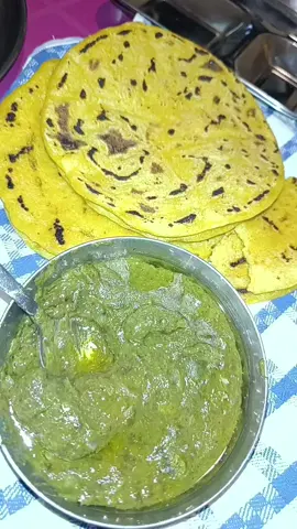 saro da sagg maki di roti wah wah 🫰🤤🤤🤤🤤🤤🤤🤤#food#saagpaneer #yummy