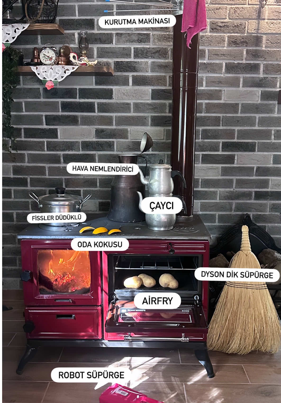 Bizim çocukluğumuzun eşyaları şimdinin en son teknolojisi gibiydi aslında… Soba üstünde kaynayan çay, kuruyan havlu, mandalina kokusu… Hiç şarjı bitmez, garantisi bozulmazdı. Belki markası yoktu ama değeri çoktu… 💭❤️”  Wi-Fi yoktu ama samimiyetin en hızlı çektiği yıllardı. Biraz duman, biraz köz… En çok da sıcacık anılar…” ❤️✨ Eskiler de güzeldi eskiden de güzeldik❤️❤️ #creatorsearchinsights #tiktokindia #keşfet #nostaji#doksanlar90 