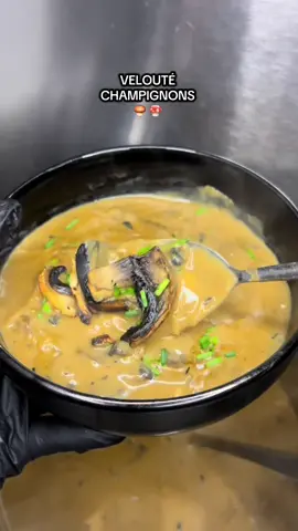 Le velouté de champignons qui donne envie d’aimer l’automne 🥣🍄 après en - de 30 minutes, ultra crémé et tellement réconfortant ✨Ingrédients : beurre et huile d’olive  800 g de champignons frais  3 à 4 oignons  Cube or bouillon de légumes ou viande + 800 ml d’eau  400 ml de lait + 50g de farine (ou 20g maïzena )  Poivre,  Paprika Persil ou Ciboulette  🌿 