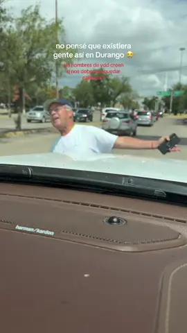 contexto: un taxi se atravesó con el semáforo en verde, haciendo q casi chocáramos con el carro de enfrente, mi mamá (obviamente tocó el claxon) y este señor salió de la súper nada y pues… #karen #fyp #durango #hombres 