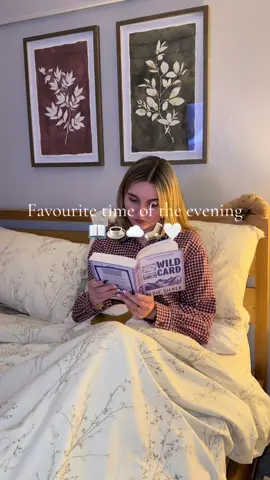 Hot chocolate and a small town romance🤝🏻 #cosyvibes #evening #BookTok 