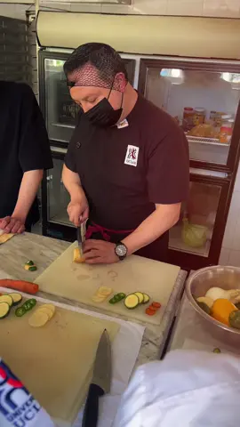 🔥 En la clase de Cocina de primer cuatrimestre, nuestros nuevos estudiantes comienzan a descubrir las bases que darán forma a su técnica, su dominio y, sobre todo, su pasión por la gastronomía. Cada corte, cada preparación y cada receta es el inicio de un camino para convertirse en la nueva generación de chefs que transformarán el mundo a través de la comida. ¿Tú también sueñas con dejar huella desde la cocina? La Licenciatura en Gastronomía en UCLAH aún tiene inscripciones abiertas. 👉 Da el paso hoy y comienza a forjar tu futuro como chef profesional.