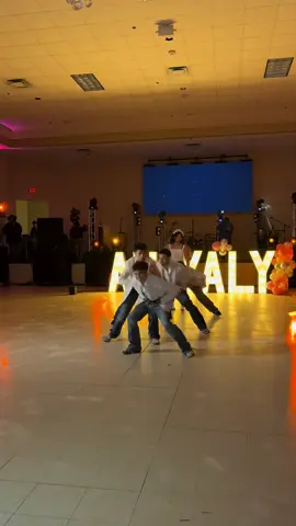 Una cumbia 🤩🤩 #Cumbia #quinceañera #chambelanes #baile 