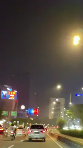 Videonya boleh di ambil buat bahan konten, edit dan ubah sesuka kalian sendiri. Vibes Jakarta  Malam Minggu  #view #fypage #sudirmanstreet #jakartapusat #jakartacitylight 