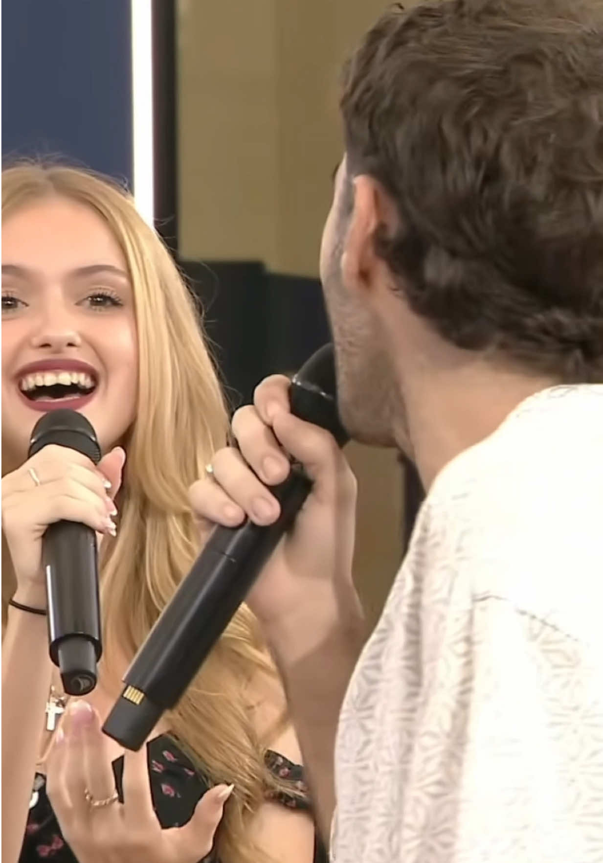 💙 @luciacasani.ot2025 y @carlos.ot2025 cantan “LA DANZA DE LAS LIBÉLULAS” en el SEGUNDO PASE de MICROS de la GALA 1 de #OT2025 🎶⭐️  Podéis verlo COMPLETO en #ConexiónOT20S  en @PrimeVideoES 👀