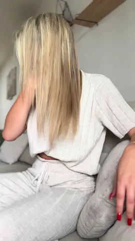 ✨ Moja rutina za savršeno hidriranu kosu ✨ 📌 Korak 1: Šampon – nežno čisti i ostavlja kosu mekom. 📌 Korak 2: Maska – hrani i vraća sjaj. 📌 Korak 3: Hidro serum – dubinska hidratacija bez otežavanja. 📌 Korak 4: Ulje – za kraj, savršen sjaj i zaštita. 🌸 🌿 Moj tajni set za kosu koja uvek izgleda zdravo i negovano. Probaj i ti – kosa će ti biti zahvalna! 💆‍♀️💖