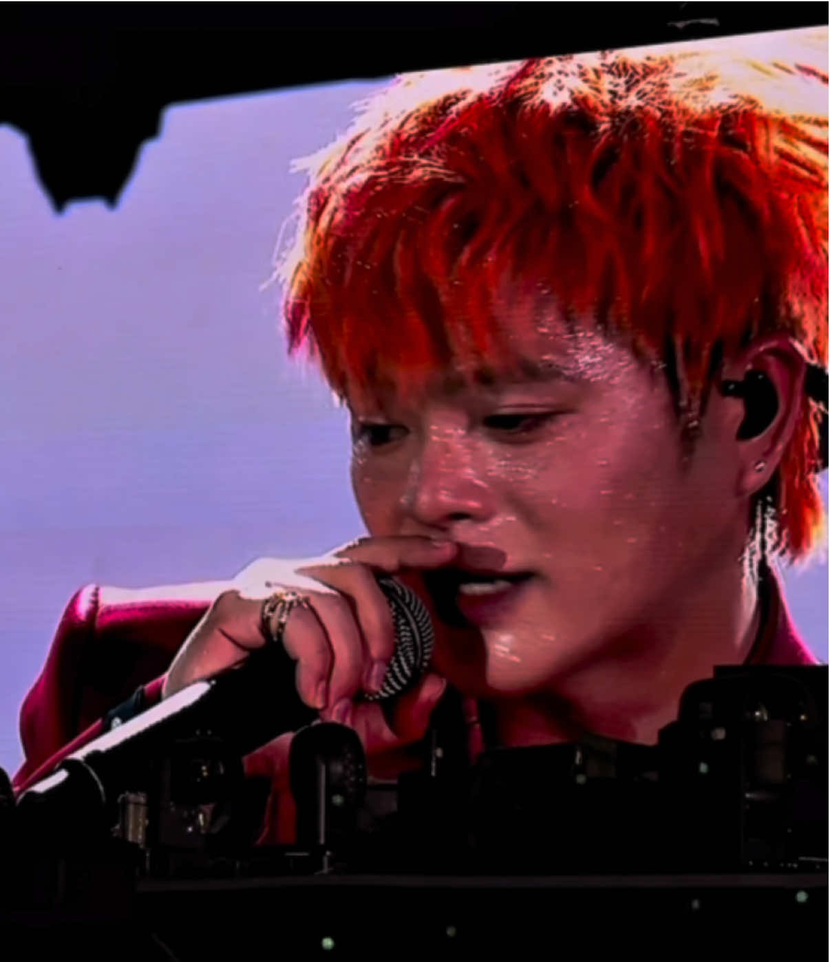 【FANCAM】HÌNH ẢNH RHYDER TẠI VFEST 2025  Hôm nay có một bạn bé mang “Sau Cơn Suy” đi diễn cùng lời dặn nhỏ: “Ai thấy hay thì về tìm trên YouTube để nghe nhá”.  Nay ⚡️ con không có được hô “EM YÊU RHYDER” nhưng mà chúng tớ có “Ai yêu RHYDER thì tối nay về nghe nhạc của RHYDER nhé”.  Khán giả hôm nay rất đa dạng, ngoài FLASH còn có nhiều người lần đầu nghe RHYDER. Thế mà bạn bé vẫn làm chủ sân khấu cực kỳ tốt, nên bạn nhỏ của chúng tớ tuyệt lắm 💪 Hi vọng dưới bài này chúng tớ sẽ gặp thêm thật nhiều non-fan đang tìm kiếm RHYDER, “Sau Cơn Suy” để biết thêm về bạn bé của nhà FLASH nhé 🥰🥰 #RHYDER #SauConSuy #TheFirstAlbum #VFest #VTV