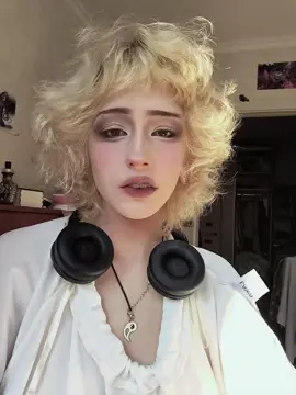 відео з чернеток я одягла на сеье юбку шиворот навиворіт щоби знять макіяжік і не бути голоб в кадрі #safespace #queertiktok #softtiktok #altgirlsoftiktok #lesbiantok 