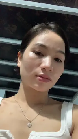 Năm 25tuổi stress nặng đầu đời do bị phỏng đường gần hết nữa cái mặt, cũng là lí do tại sao giờ được Ba Mẹ miễn việc nấu ăn bếp núc. Đến năm 28tuổi hiện tại là stress vì dần xuất hiện vết đốm đen nhẹ trên gò má dần thấy cái tuổi tác của mình rồi đó cô nương. Kiếm tiền giỏi đi rồi đi mần đẹp nha! Nói cho cùng người nổi tiếng mặt mộc còn ê chề banh chành chứ dân thường như chúng mình sợ gì công khai sự thật 🫣😳 #xuhuong #vairal #76quangngai 