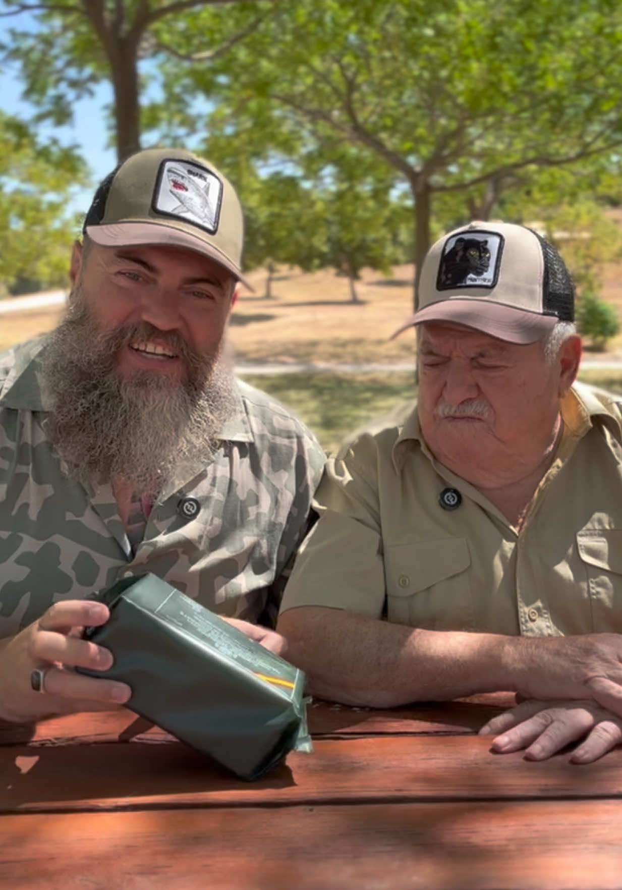 Probando la ración militar de España con mi padre 🥰 #racionemilitares #comidamilitar #fyp 
