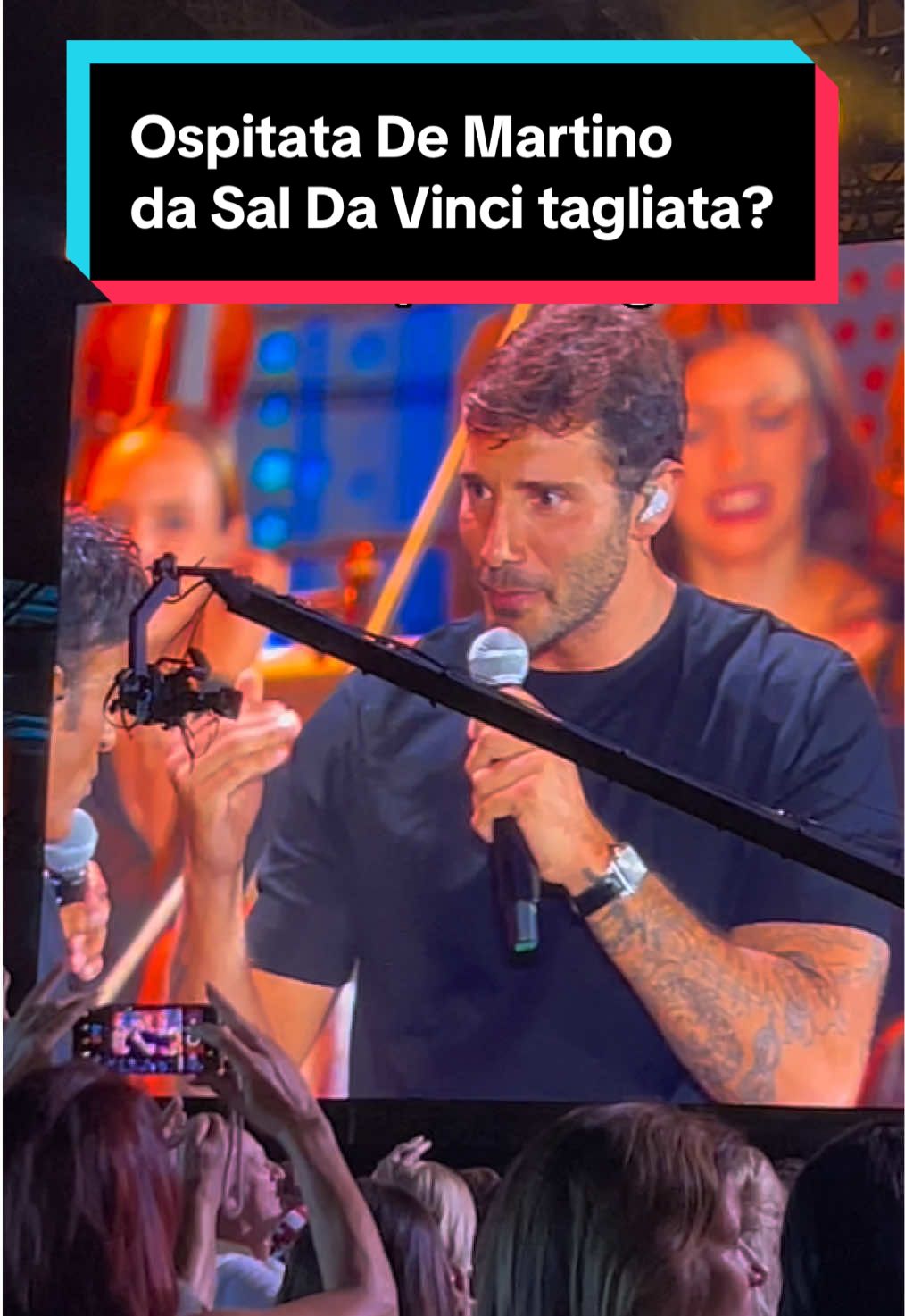 Secondo Dagospia, Stefano De Martino non avrebbe firmato la liberatoria per mandare in onda la sua ospitata al concerto di Sal Da Vinci, tantissime le battute su Affari tuoi che saranno tagliate… #stefanodemartino #saldavinci #affarituoi #concerto #pacco