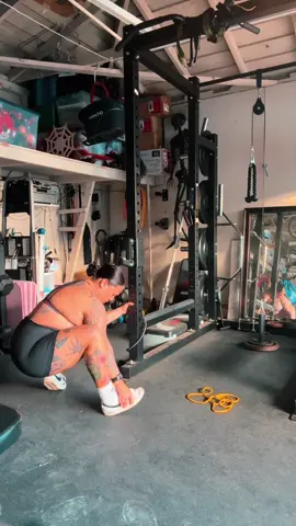 Took a week off and completely served this full body Saturday!!! I’m about to be a problem with my new shoulder tattoo 😏😏#fyp #perimenopause #middleagedlifting #latinagymtok 