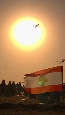 مهرجان طيارة ورق يلي نظمته بلدية الزرارية ما كان بس مهرجان، كان لوحة من الحب والفرح والأمل. السماء تلوّنت بأحلام الصغار وضحكات الكبار، والضيعة كلها صارت ساحة وحدة مليانة حياة وبهجة. اليوم الزرارية فتحت قلبها للفرح من جديد  مهرجان طيارة ورق ما كان بس صور ملوّنة بالسماء، كان رجعة الروح لأهلها… رجعة الأمل لضيعة بتعرف كيف ترسم البسمة من أبسط التفاصيل. هالنهار الكبير بيأكد إنو الزرارية لمّا بترجع لأحضان أهلها، بتصير حلوة كتير كتير  شكرا بلديتنا شكرا شكرا شكرا للحاج كامل مروة شكرا لسيد محمد عميس شكرا لكل المنظمين فردا فردا .    #طيارة_ورق #مهرجان_طيارة_ورق #أجواء_طيارة_ورق #ذكريات_الطفولة