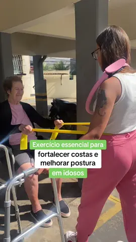 O exercício de puxada para trás (remada) é um dos que mais gosto de usar com os idosos.  ✅ Fortalece a região das costas e ombros  ✅ Melhora a postura e reduz dores nas costas ✅ Aumenta a força para atividades do dia a dia  ✅ Estimula a independência e a qualidade de vida Um movimento simples, mas com impacto direto na autonomia do idoso. ✨💚😉  #fisioterapia #idosos #qualidadedevida #fisioterapiadomiciliar #belohorizonte  