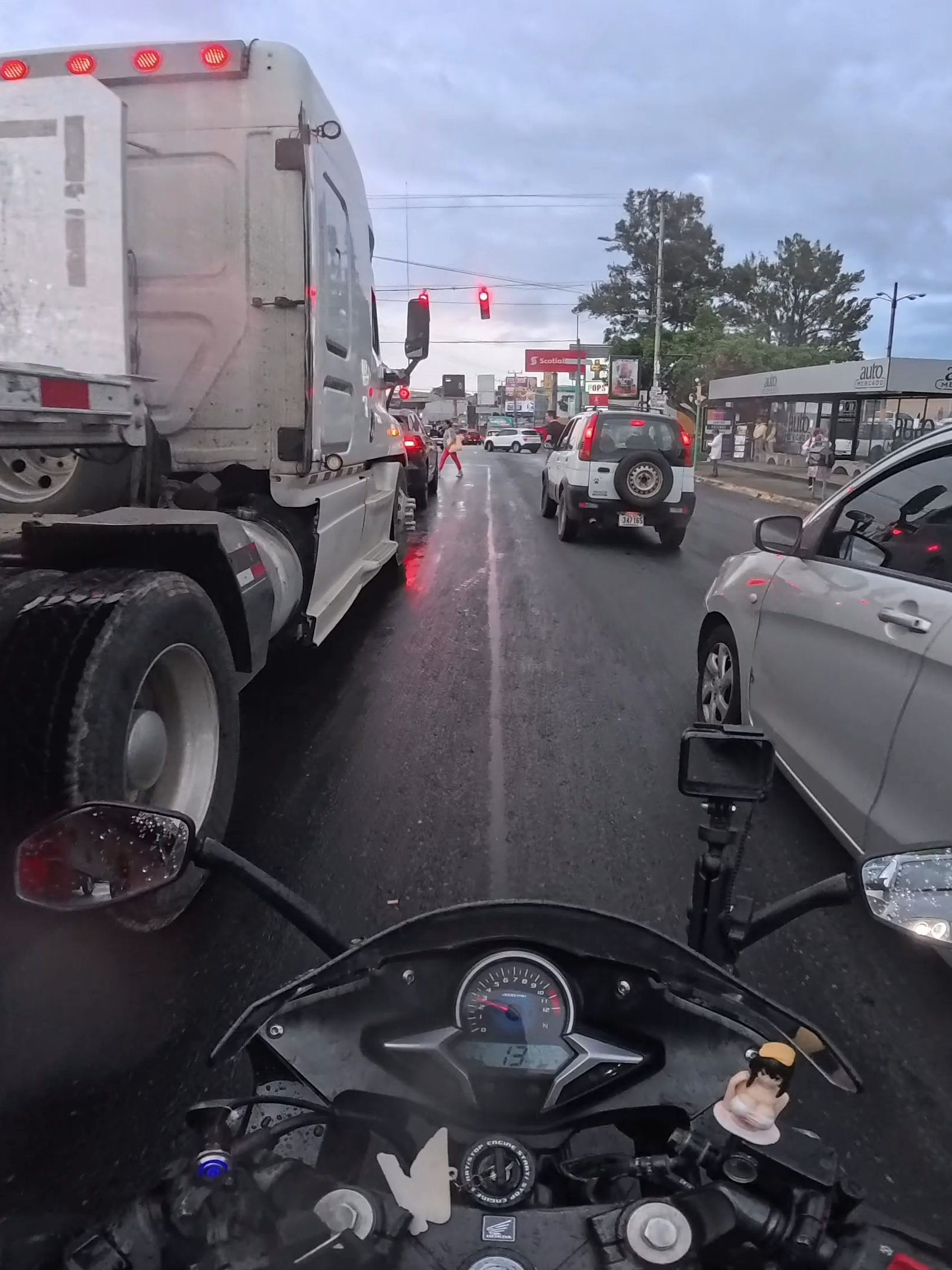 Cuando te agarra la lluvia a medio camino. Disponible en 4K en mi canal de YT. Link en mi perfil. #lluviasfuertes