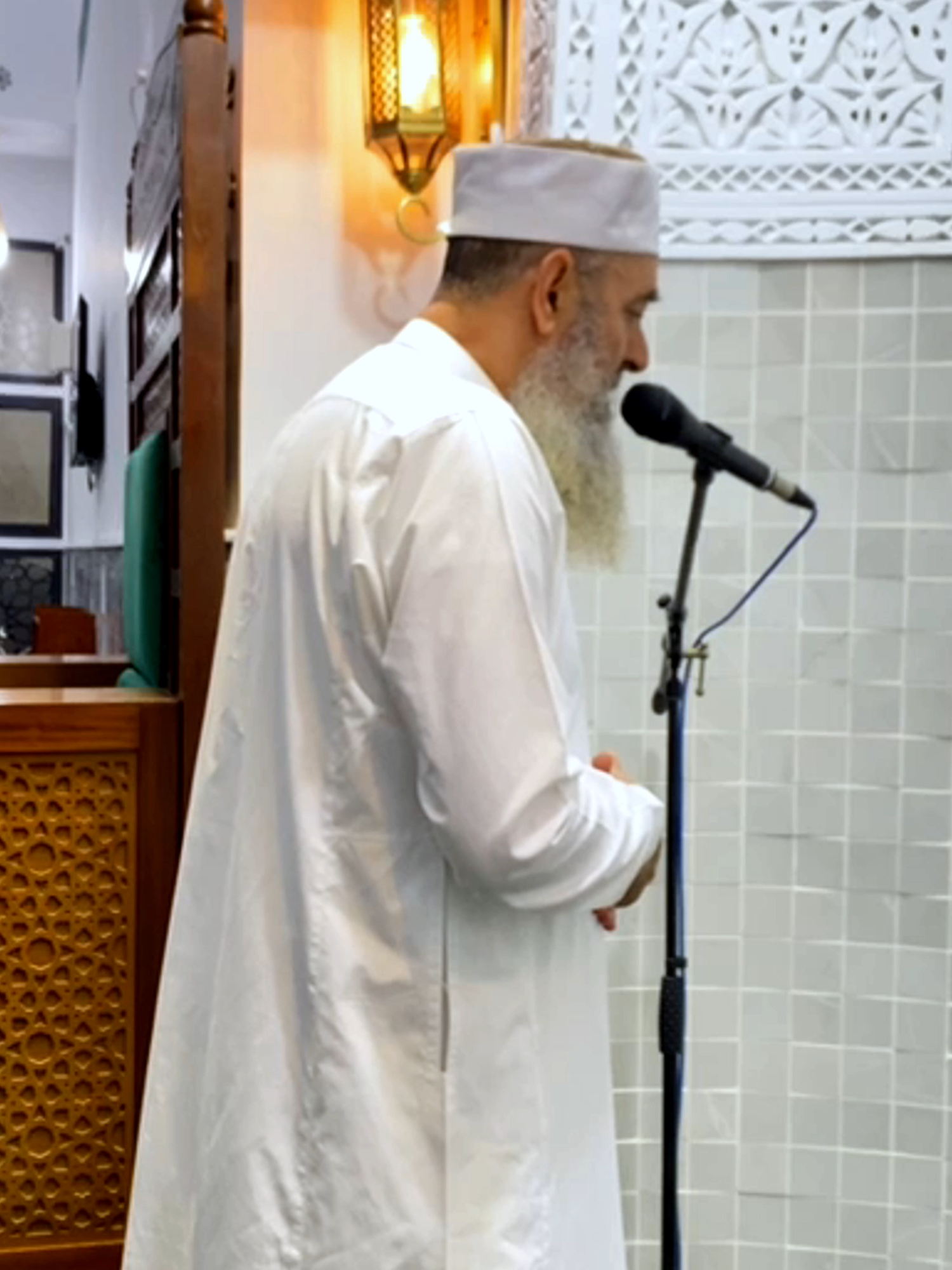 مشهد مهيب يصوّر لحظة البعث وخروج الناس من قبورهم للرجوع إلى الله للحساب والجزاء صورة النازعات تلاوة لفضيلة #الشيخ_سمير_عومرر من صلاة العشاء