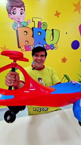 🚀 30 dias, 30 brinquedos – Dia 9 🚀 O brinquedo de hoje é o Zig Zag Car! 🏎️✨ Ele é super divertido: quando você mexe o volante, ele sai andando sozinho. 😍 E o melhor de tudo: as rodinhas acendem luzes enquanto você brinca! 🌈 São 7 cores diferentes pra escolher e se divertir muito. 👉 No vídeo de hoje a gente ainda mostra o passo a passo de como montar o seu Zig Zag Car. Fica de olho e já garante o seu para fazer deste o melhor Dia das Crianças de todos! 🎁 #TioBruBrinquedos #30Dias30Brinquedos #DiaDasCrianças #zigzagcar 