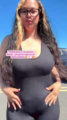 Me encantó este jumpsuit me hace sentir bella sin importar mis libras y no me puse sostén porque me recoje todo y moldea mi figura🥰😍 #jumpsuit #womensupportingwomen #gordita #womensportswear #parati 