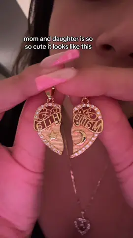 Time to give to your mom 👩 ❤️ #mom #giftsformom #jewelry #necklaces 