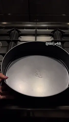 تشيز كيك بلوبيري 🤤🤍part 1 ابغى تفاعل عشان احمس انزل 🥹 الطريقة: بسكوت دايجستف مطحون واحد و١٠٠ جرام زبدة مذوبة ونعجنها زين ونرصها بالصينيه وندخلها الثلاجة الين نسوي الخلطه البيضاء  عبارة عن  علبتين زبادي  علبة قشطة  فانيلا بودرة او سايلة مايفرق  ظرفين دريم ويب  كوب حليب بودرة  نص كوب سكر  ٨حبات جبن كيري  ونشغل الفرن من فوق وخليها اخر الرف عشان ماينحرق لمدة ١٠ دقايق  وندخلها الثلاجة الين بكرة 🤩👌ترقبوا بارت تو  #fyp #explore #تشيز_كيك #تشيز_بلوبيري #تشيز_كيك_توت 