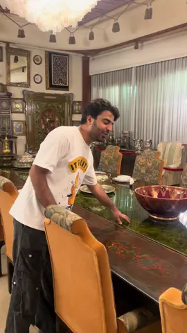 طاولة الطعام الوحيده الموجوده في المملكه ومن ٤٠ سنه تقريبا ماشالله 😍 الجزء الي بالنص ينزل اوتوماتيك للمطبخ الرئيسي يتجهز ويطلع عالسفره #متحف#عبدالرؤوف_خليل #جده 