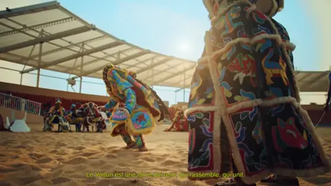 Dans le cadre de sa stratégie de rayonnement international, le Bénin lance officiellement sa Marque-pays : « Bénin, un Monde de Splendeurs ». Cette nouvelle identité incarne la vision d’un pays fier de son patrimoine, résolument tourné vers l’avenir et déterminé à valoriser la richesse de sa culture sur la scène mondiale. Le logo s’appuie sur des symboles historiques et culturels majeurs tels que l’Amazone, Bio Guera, le Gèlèdè, l’Egungun et le Tata Somba, véritables emblèmes de l’identité béninoise. #benin #gouvbenin #team229 #culture #patrimoine  