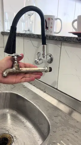 A cozinha fica muito mais   bonita e moderna com essa torneira                             #tiktokshop #donadecasa #cozinha #casa #vaiprafy 