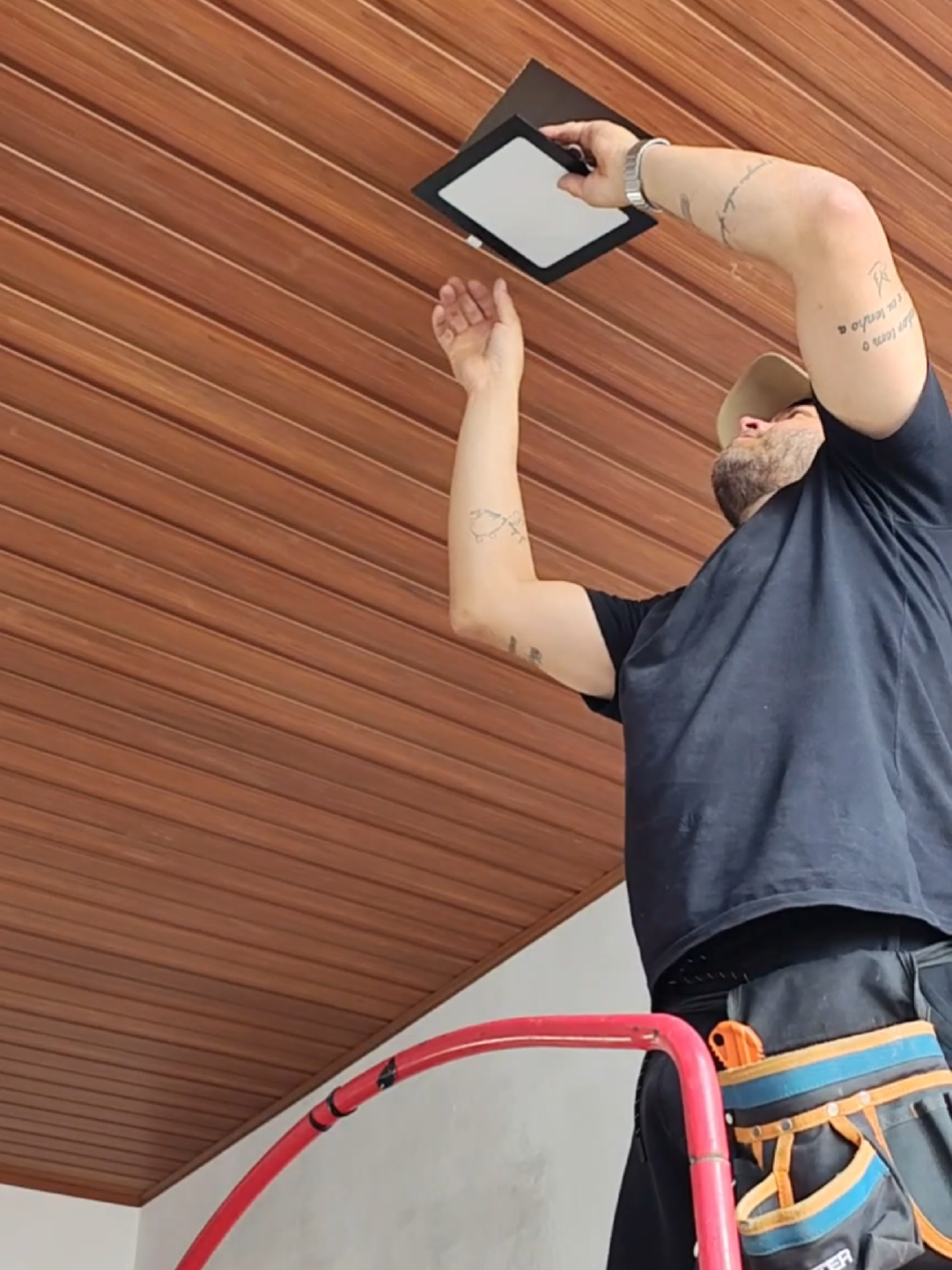 💡 Depois de finalizar o forro PVC amadeirado, foi a vez de instalar as luminárias de LED de embutir. Resultado? Iluminação top, moderna e que valorizou ainda mais o ambiente! 🔥 #ForroPVC #LED #Iluminação #Transformação #Decoração