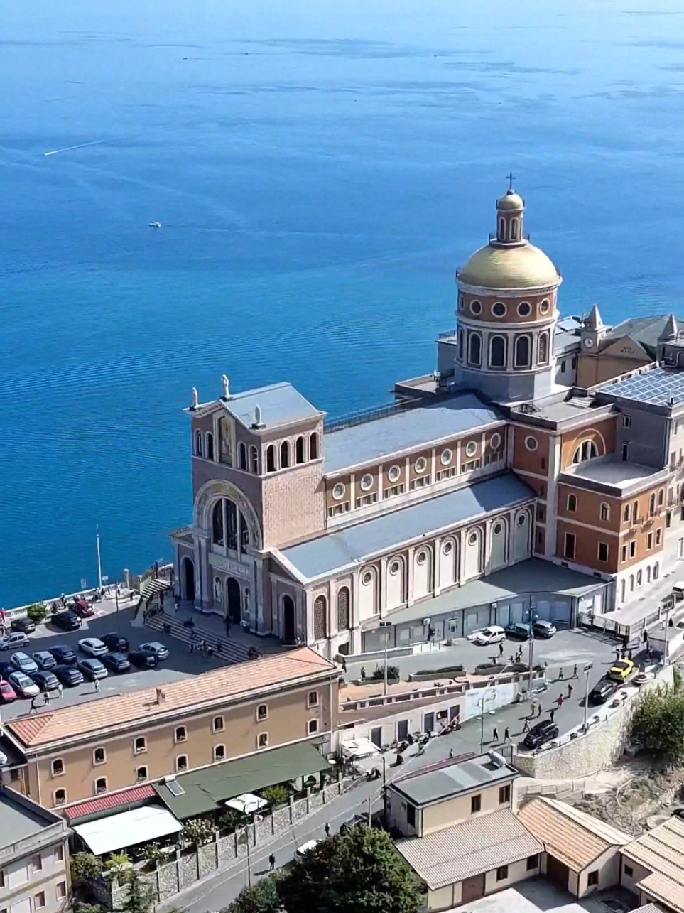Visita alla Basilica del Santuario di Maria Santissima del Tindari. . . . . . . . . . #tindari #messina #madonna #tradizioni #miracolo 