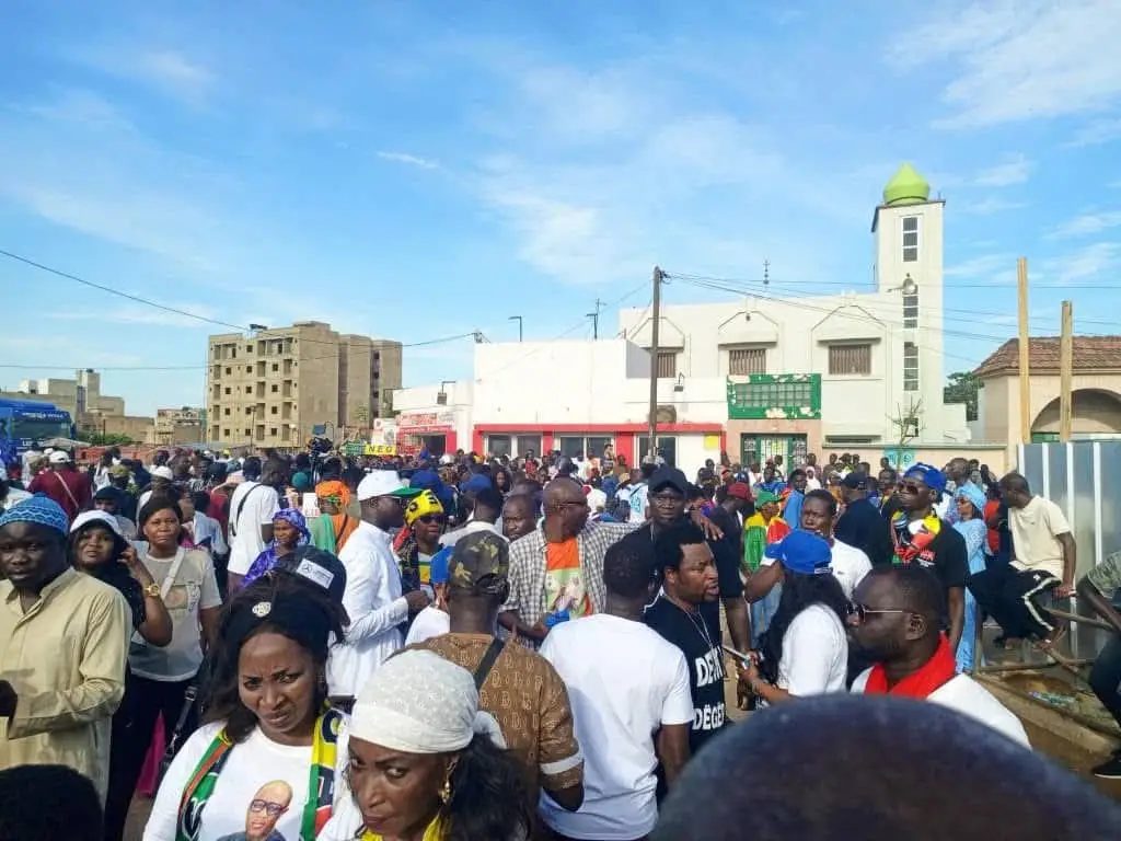 Le Roi Demba et la Colère du Peuple Il était une fois, dans le pays de la mer et des 5 fleuves, un roi nommé Demba. Au début de son règne, il promit : — Chez moi, il n’y aura point de pillage. Chacun devra rendre compte, et la vérité règnera. Le peuple applaudit : — Voilà un roi juste, voilà un roi qu’il nous fallait ! Mais grisé par sa puissance, Demba oublia la mesure. Chaque semaine, il convoquait ses sujets, non pour la justice, mais pour les humilier. Un jour, il fit appeler Boubacar le Forgeron : — Toi ! Rends compte du fer que tu vends au marché ! — Majesté, répondit le forgeron, mes bras sont ma richesse, et le fer nourrit mes enfants. Le lendemain, il convoqua Mame Coumba la Guérisseuse : — Toi ! Explique d’où viennent tes herbes et tes remèdes ! — Sire, dit-elle, mes feuilles guérissent vos propres guerriers. Dois-je rendre compte d’un don de la nature ? Puis il appela El Hadj le Sage, vieil homme respecté : — Toi aussi, justifie ton influence sur le village ! — Roi Demba, dit le vieillard calmement, l’influence n’est pas une monnaie. Elle vient de la confiance du peuple. Alors, les tambours du royaume résonnèrent trop fort, trop souvent. Le peuple commença à murmurer : — Ce n’est plus reddition des comptes… c’est règlement de comptes. Un soir, sous le grand baobab, le griot s’adressa au roi : — Majesté, la justice qui devient vengeance perd son trône.  