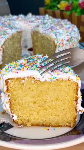 O famoso bolo de festa dos anos 80 Ingredientes: - 4 colheres de sopa de margarina  - 1 e 1/2 xícara de açúcar  - 3 ovos  - 300ml de leite  - 1 pitada de sal  - 2 e 1/2 xícaras de farinha de trigo  - 1 colher de sopa de fermento  Glacê: - 2 claras  - 8 colheres de sopa de açúcar  - 1 colher de chá de essência de baunilha  - Granulado colorido para decorar #bolo #bolodefesta #anos80 #confeitaria #receitafacil 