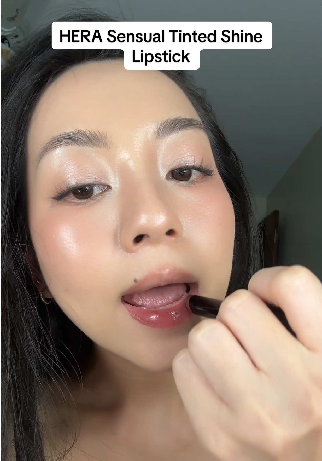 She is that girl ✨💄@HERA #HERA #HERABEAUTY #sensualtintedshinestick #beauty #lipgloss 