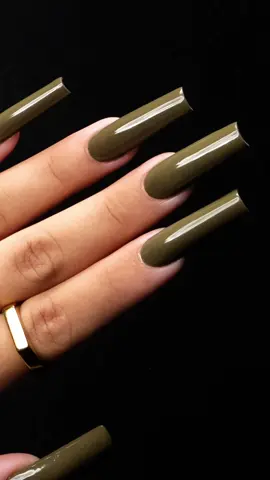 Back in the chair with something clean but not quiet 🍸🫒 It’s giving martini hour at 10am. Don’t ask questions👀  Products used: Chaun Legend Nails 100% Kolinsky Acrylic Brush Size 12  Signature Color Acrylic  EMA Monomer  80/80 Half Moon Grit File  