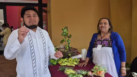 Invito a mis paisanos yucatecos que viven en la CDMX a que vengan a comprar los chiles  de doña Minerva. Estarán mañana domingo 21 de septiembre apartir de las 10:00 a.m. a  05:00 p.m. en Los Pinos