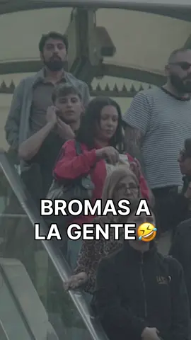 IGUAL LE PONGO EMPEÑO 🤣#humorchileno #humor #humornegro #bromasenlacalle #bromasescaleras 