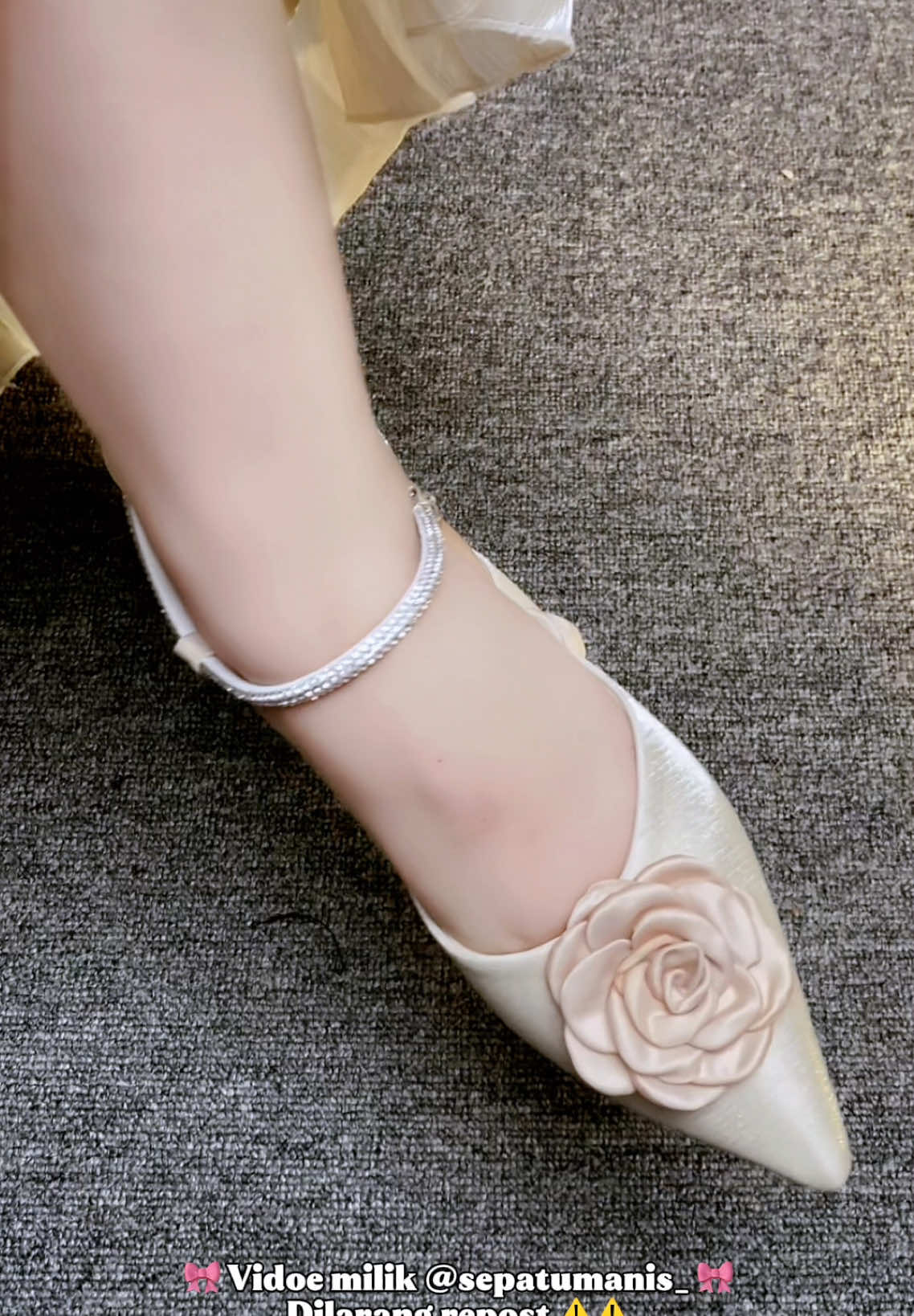 Sumpah ini cantikkkkk banget 🤏🏻🤏🏻🤏🏻💕💕🦢🦢🦢 #heelsgraduation #heelswisuda #heelswanita #heelscantik #heelskondangan 