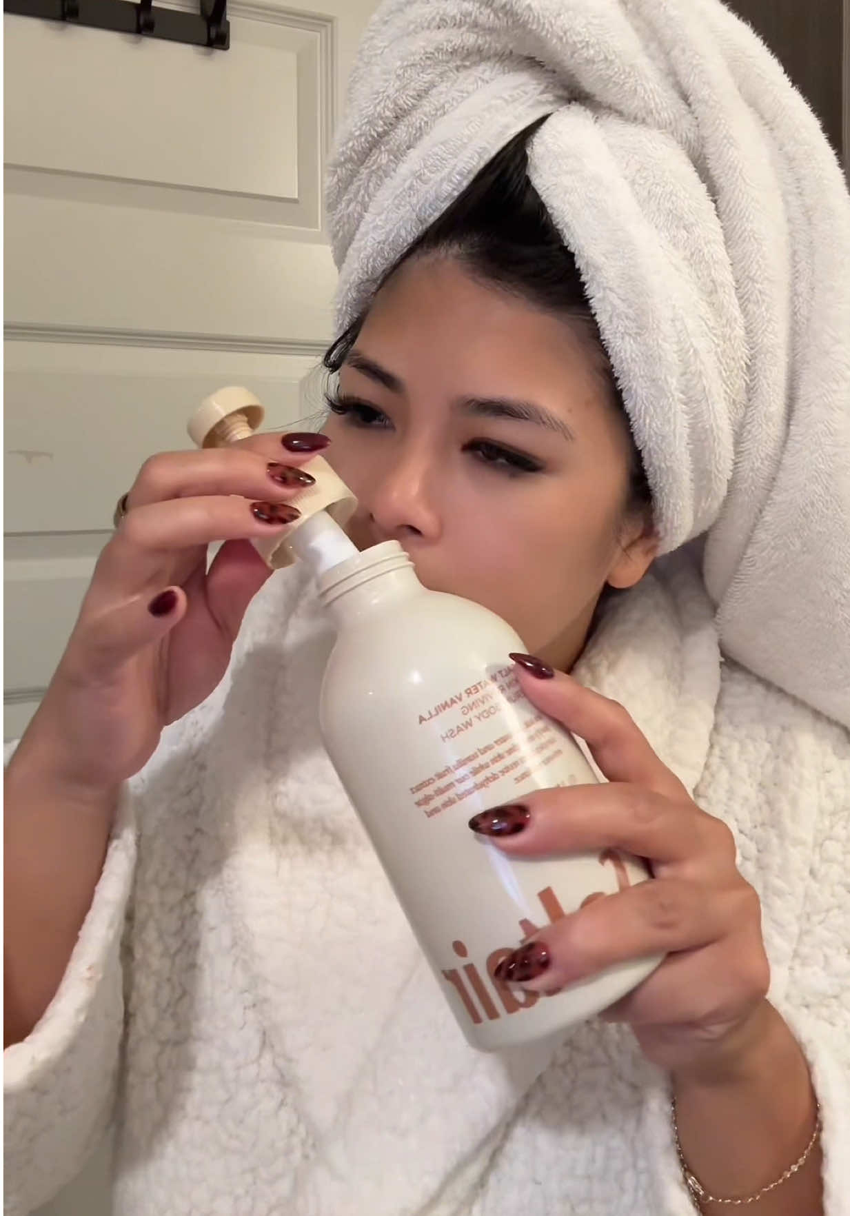 Obsessed is an understatement 🤍 The Saltair Salt Water Vanilla body wash + deodorant has me smelling like a whole vanilla dream 🌊✨ clean girl aesthetic activated 💕 #Saltair #SaltWaterVanilla #CleanGirlAesthetic #BodyCareRoutine #VanillaLover 