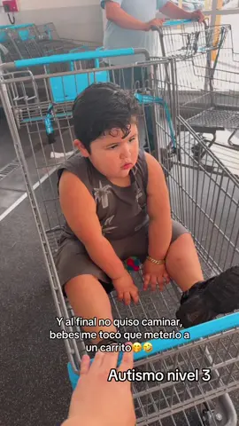 El andaba feliz en el carrito 🤣🤭#walmart #carrito #babycarlitos💙😍 #autism #autismawareness 