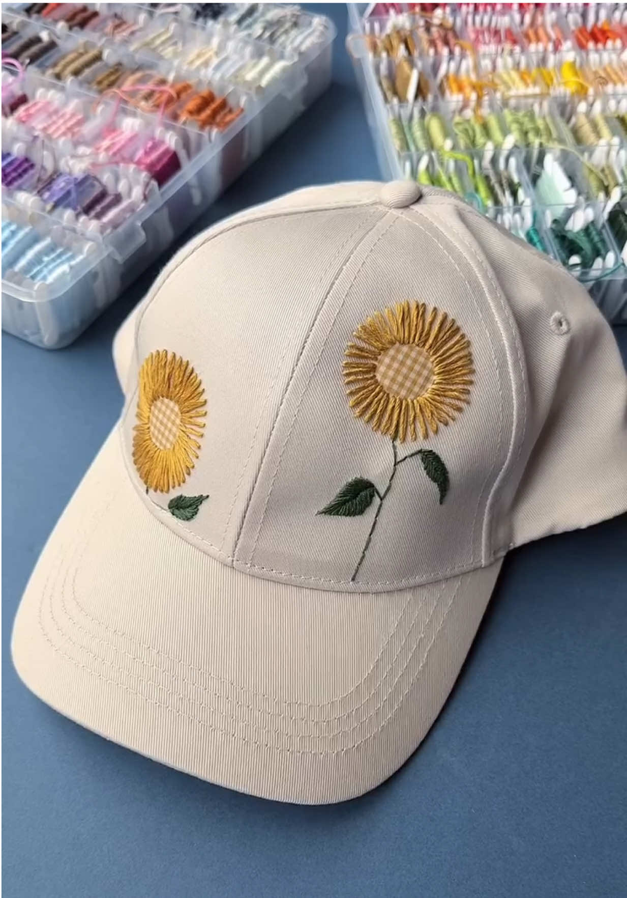 Baseball cap with sunflower embroidery, symbolizing a complete sweep.#トクトクSALE #手工刺绣 #handmade #手工diy禮物 #embroidery 